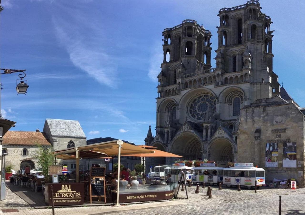 Bed and Breakfast Logis Du Parvis ***Face Cathedrale/In Front Of The Cathedral*** Лан Екстер'єр фото